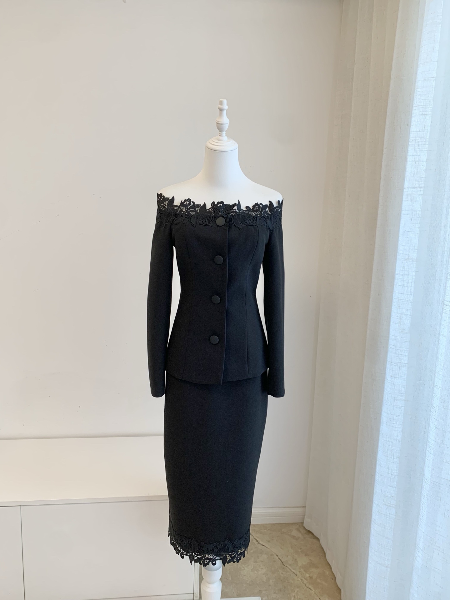 Midi Skirt Floral - 여성용 플로럴 자수 장식의 블랙 투피스
