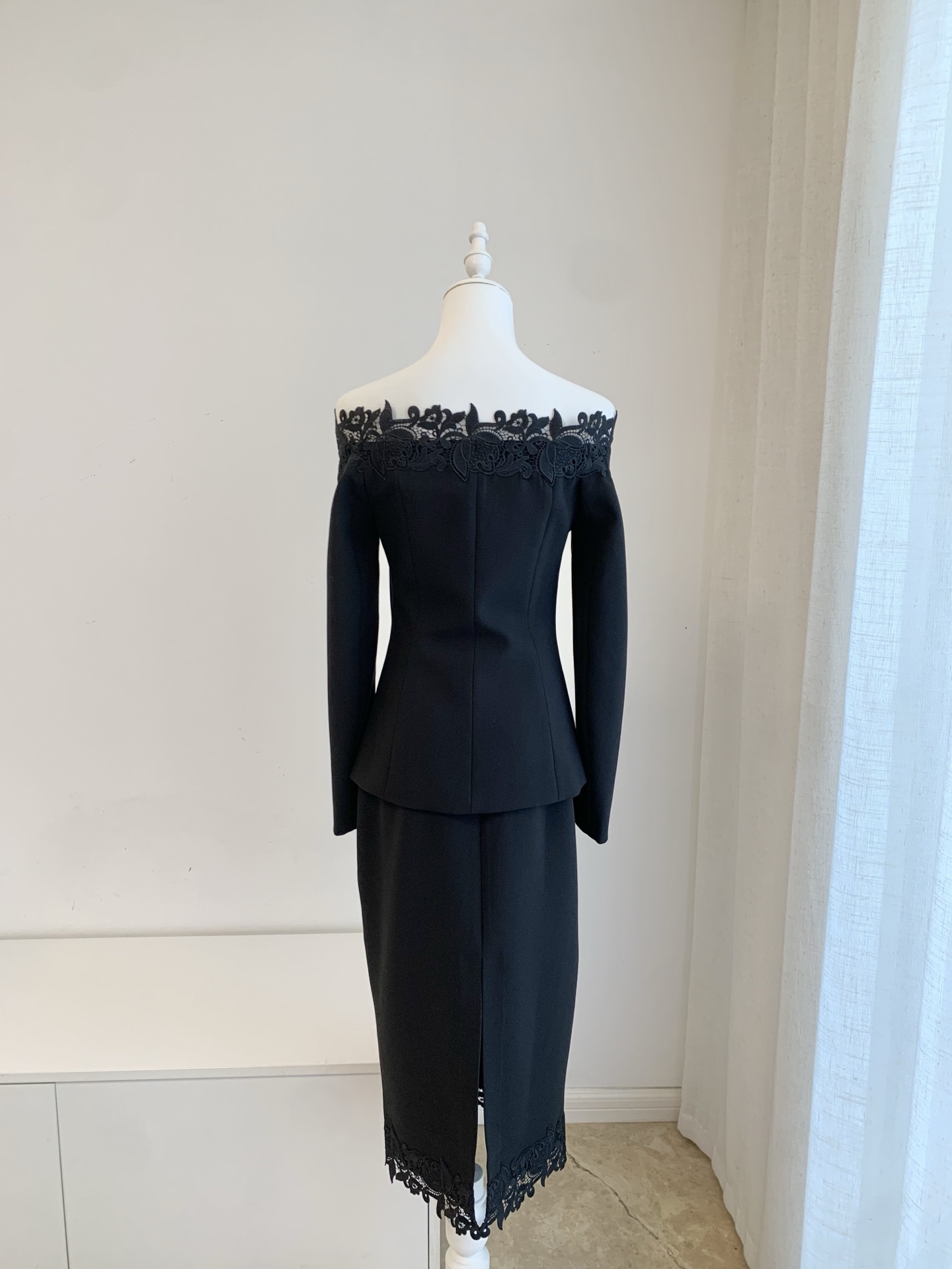 여성용 플로럴 자수 장식의 블랙 투피스 세트: 슬래시  - Midi Skirt Floral 리뷰 및 가격